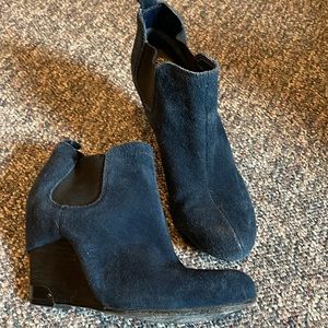 Vince Camuto blue suede ankle booties